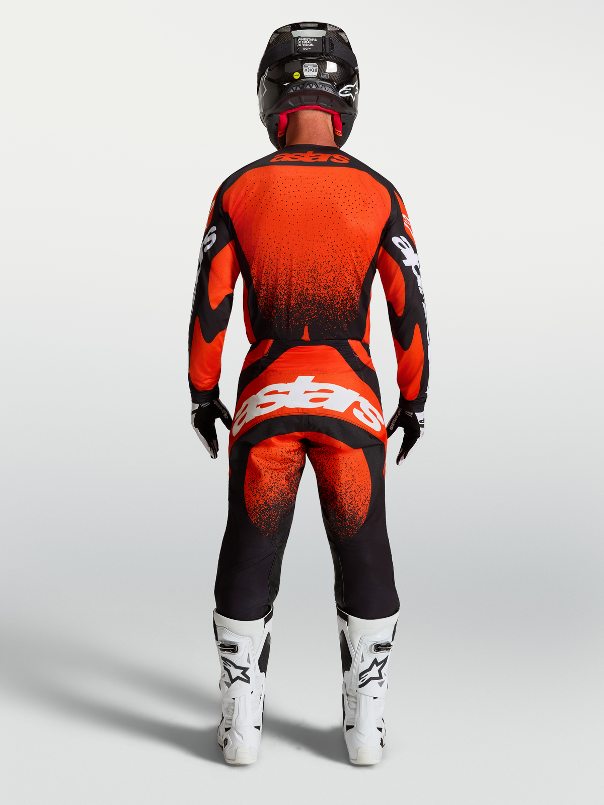 Alpinestars Techstar Swan, pantalones de motocross para hombre, vista trasera en modelo con botas blancas, color rojo cardinal y negro