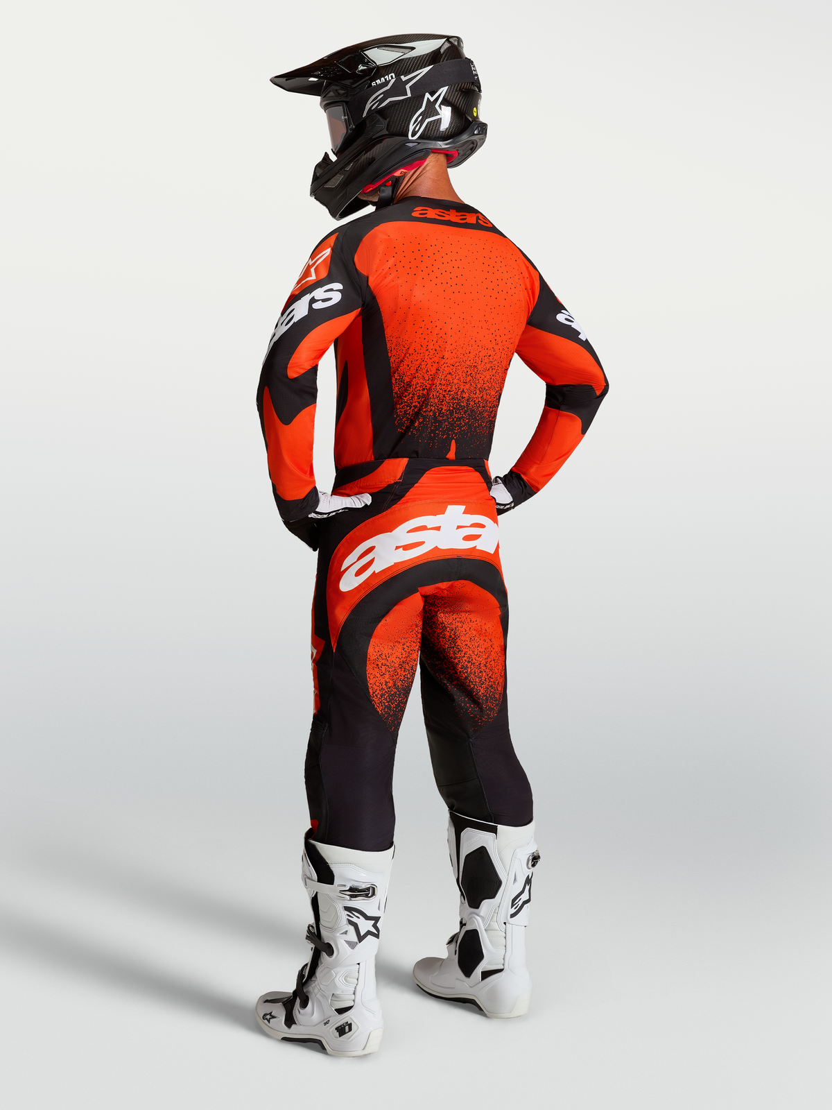 Alpinestars Techstar Swan, pantalones y jersey de motocross para hombre, rojo cardenal y negro, vista trasera