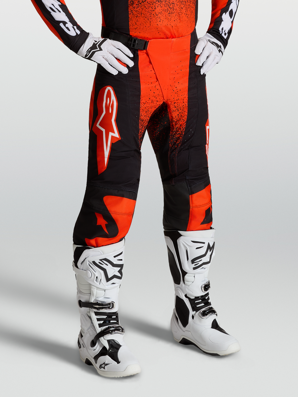Alpinestars Pantalones Techstar Swan, pantalones de motocross para hombre, rojos y negros, paneles elásticos ripstop y cierre magnético SX2