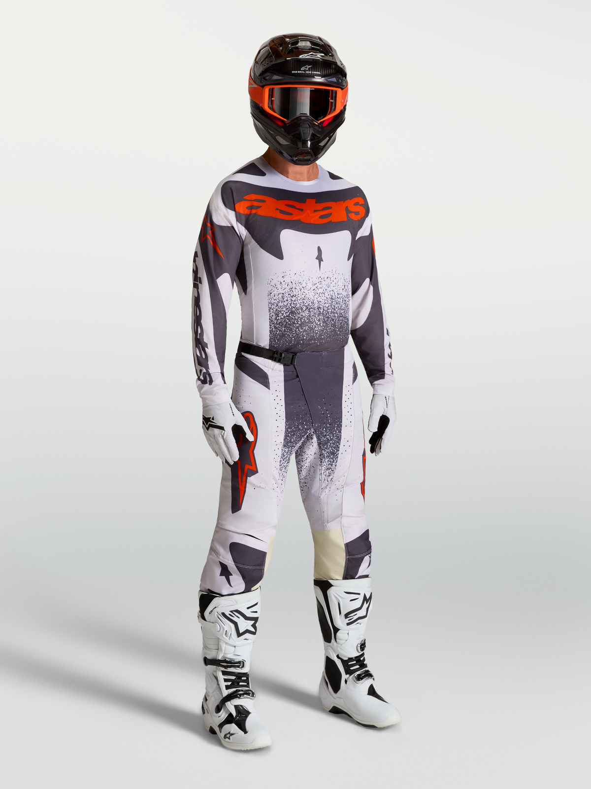 Pantalones y jersey Alpinestars Techstar Swan de motocross, lila claro y rojo flúor con botas blancas para hombre