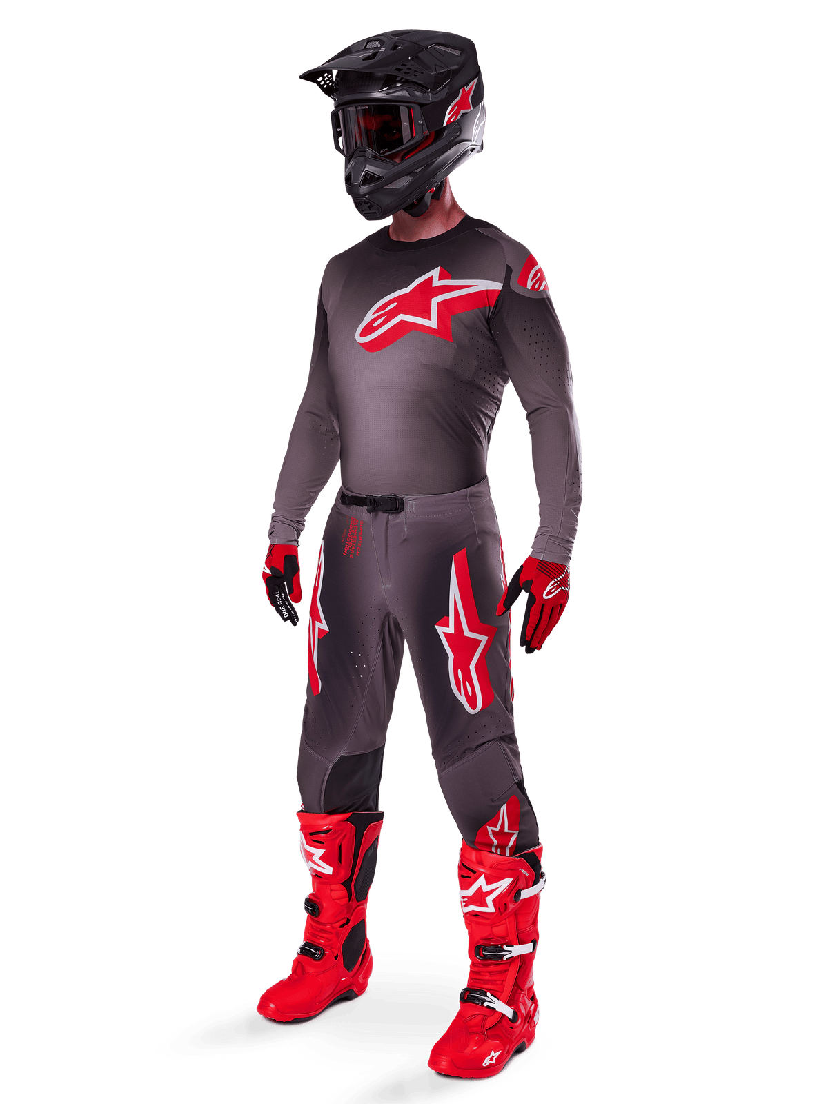 Alpinestars 2025 Supertech Lipan Pants, pantalones de motocross, Smoke Bright Red, base gris oscuro con grandes logotipos rojos de Alpinestars en los muslos, usados con jersey a juego, casco negro, guantes rojos y negros, y botas rojo brillante, conjunto coordinado de motocross de nivel profesional