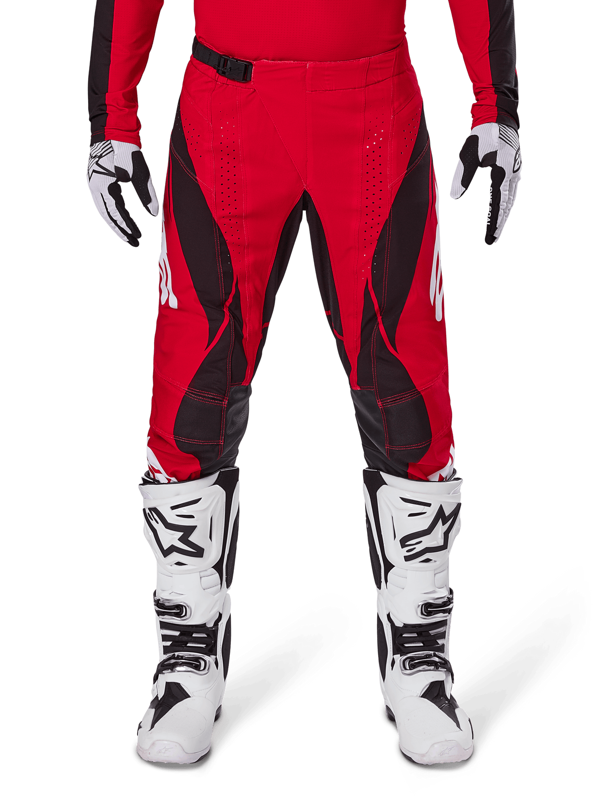 Alpinestars Techstar Dreem Pants 2025, pantalones de motocross, rojo brillante y negro, con patrones angulares y orificios de ventilación cortados con láser, usados con botas de motocross blancas y guantes a juego para carreras todoterreno