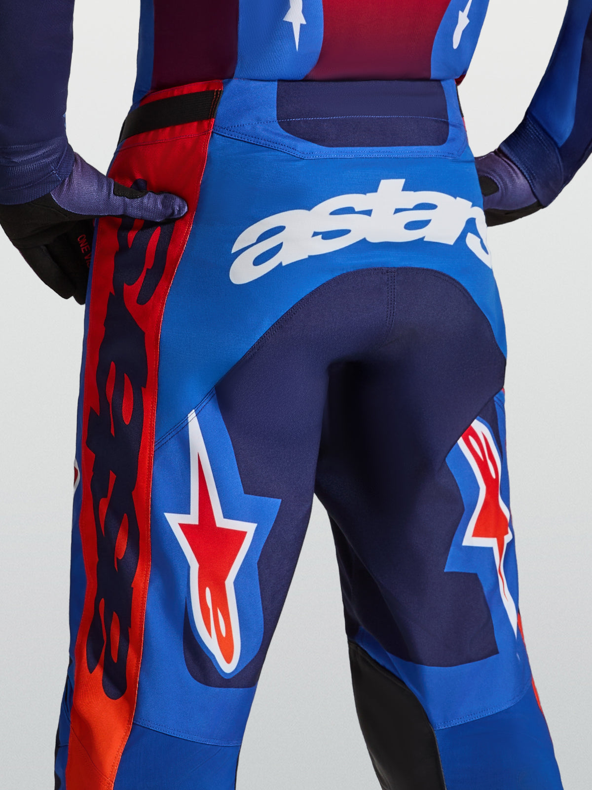 Alpinestars Pantalones Racer Hunt, pantalones de motocross de hombre, azules y rojos, con logo astars y estrellas.