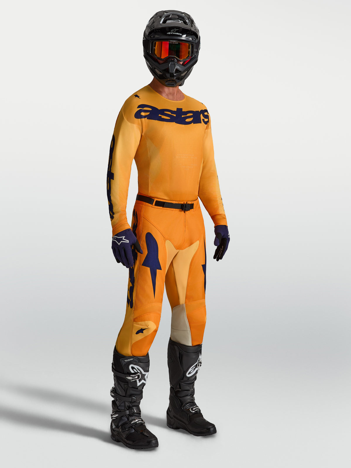 Alpinestars pantalones y jersey Racer Amber, equipo de motocross de hombre en naranja y azul oscuro con botas y casco negros