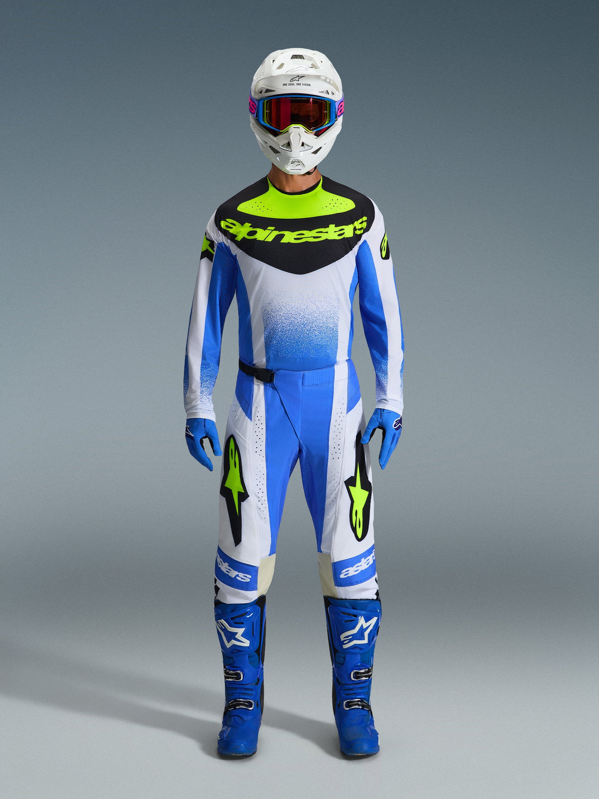 Alpinestars 2026 Techstar Knif, pantalones de motocross en azul UCLA, negro y amarillo flúor, parte de un conjunto completo de equipamiento con jersey a juego, botas azules, guantes azules y casco blanco, ajuste atlético de competición con marca Alpinestars destacada.
