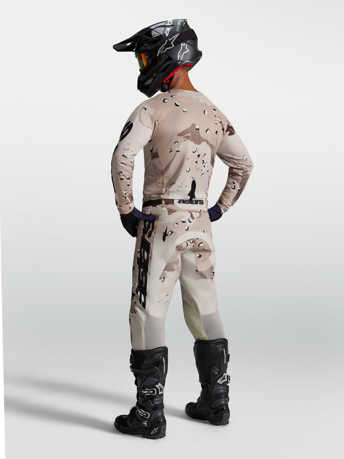 Alpinestars Racer Lone, pantalones de motocross para hombre, camuflaje desierto y negro, vista trasera.