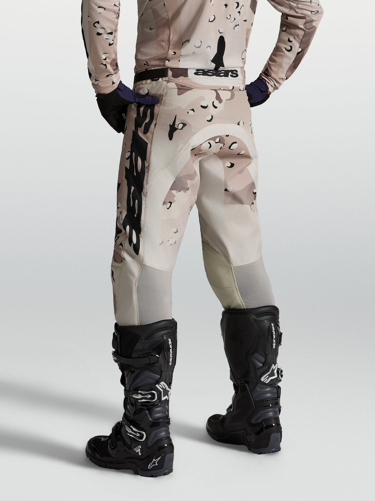 Alpinestars Racer Lone, pantalones de motocross para hombre, camuflaje desierto, en politejido elástico, vista trasera.