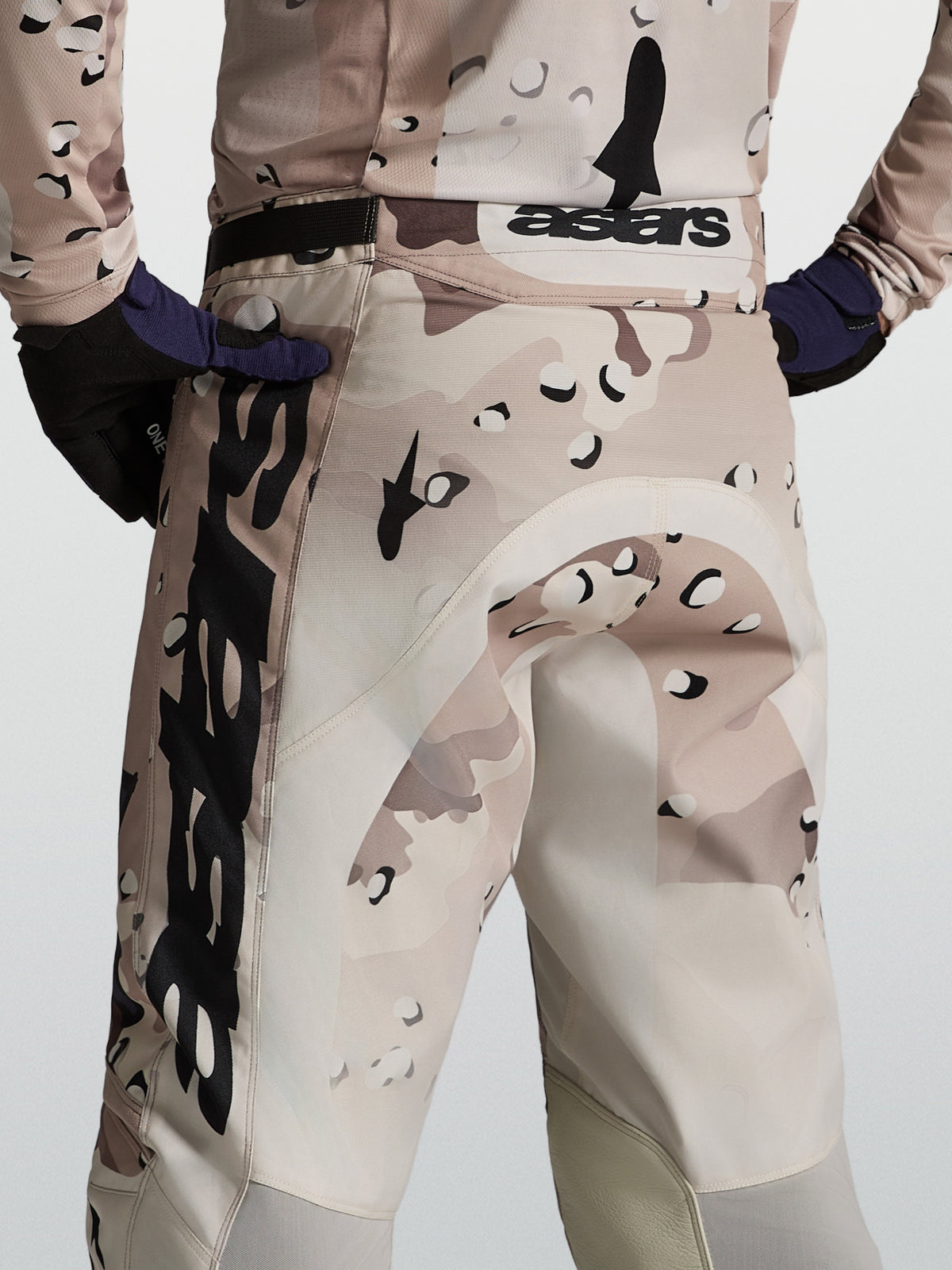 Alpinestars Racer Lone, pantalones de motocross para hombre, camuflaje desierto y negro, vista trasera con ajuste de competición