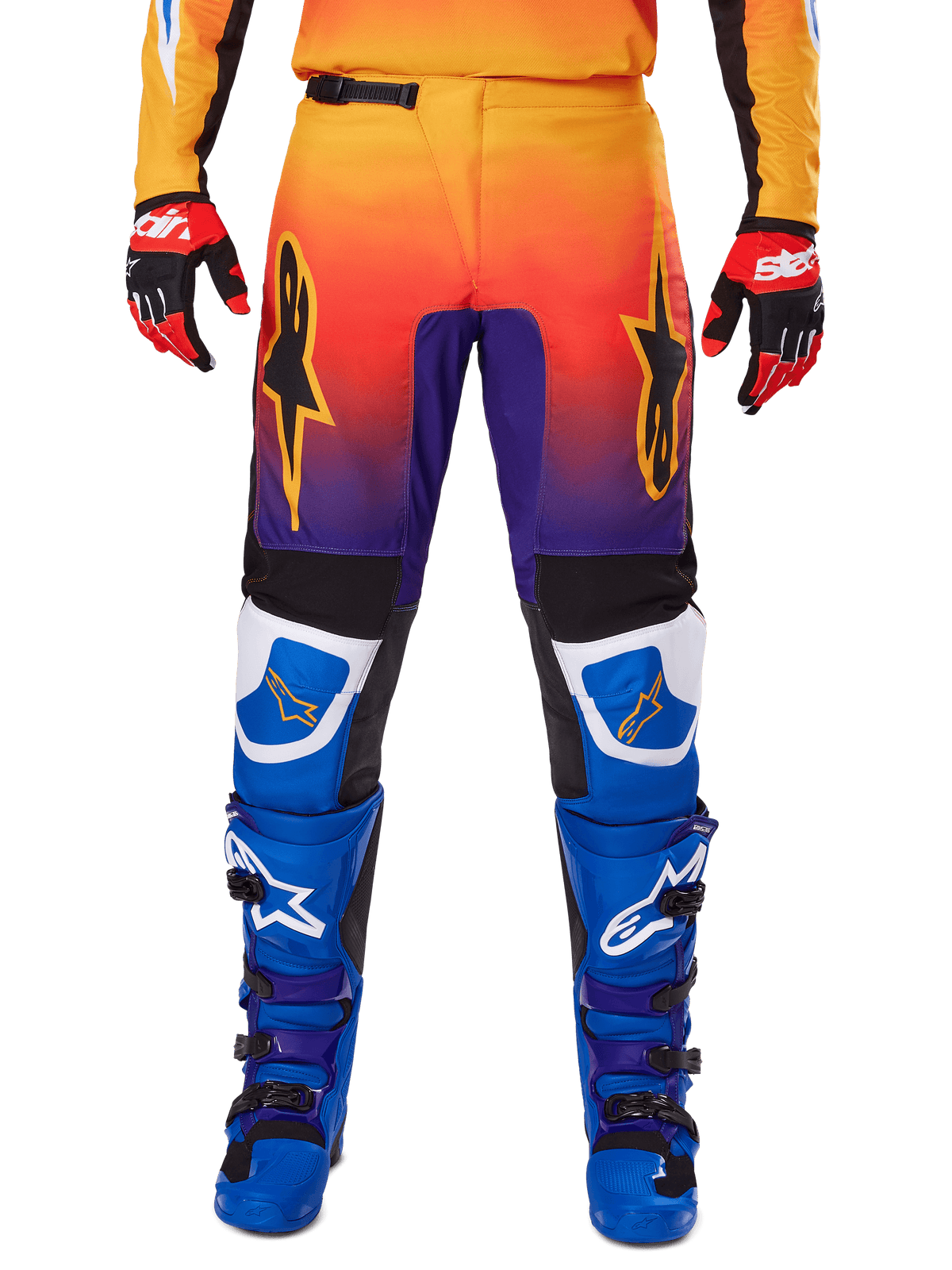 Alpinestars Pantalones Fluid Wurx 2025, pantalones de motocross, multicolor con degradado de naranja a morado y paneles azules, combinados con botas azules y moradas y guantes rojos y negros, vista frontal con el logo de la estrella