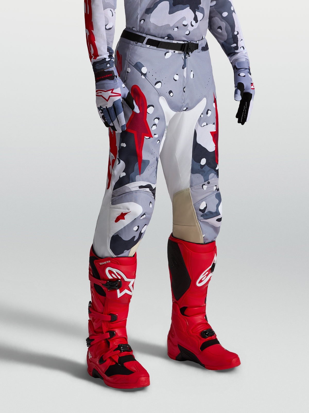 Alpinestars Racer Air Lone, pantalones de motocross en camuflaje gris y rojo, diseño perforado para off-road, en modelo