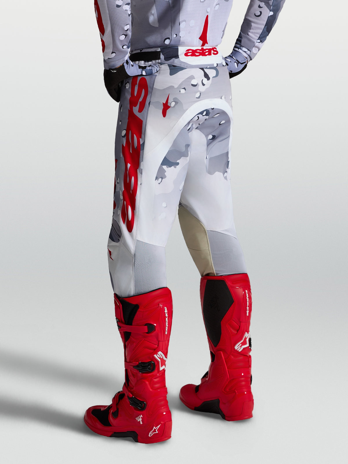Alpinestars pantalones Racer Air Lone, pantalones de motocross para hombre, gris camuflaje y blanco con detalles rojos.