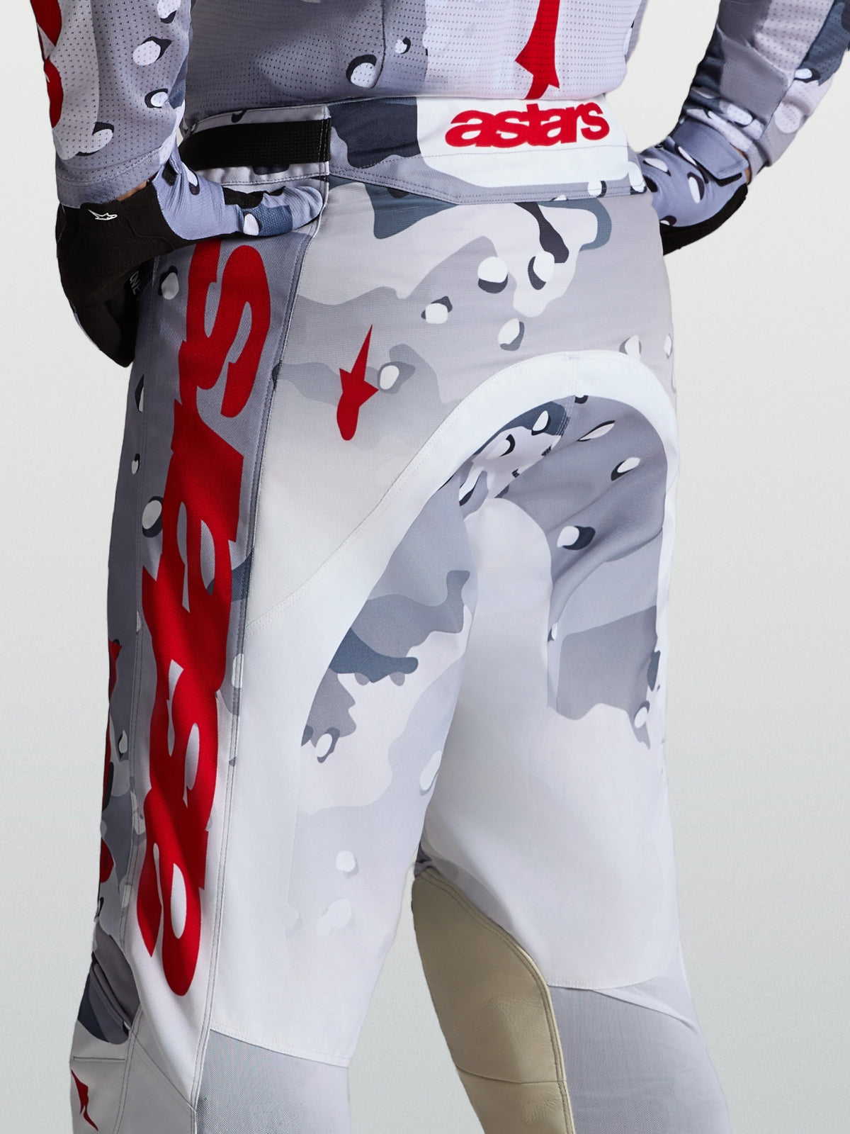 Pantalones Alpinestars Racer Air Lone para motocross, diseño de camuflaje gris y rojo, construcción de politejido perforado.