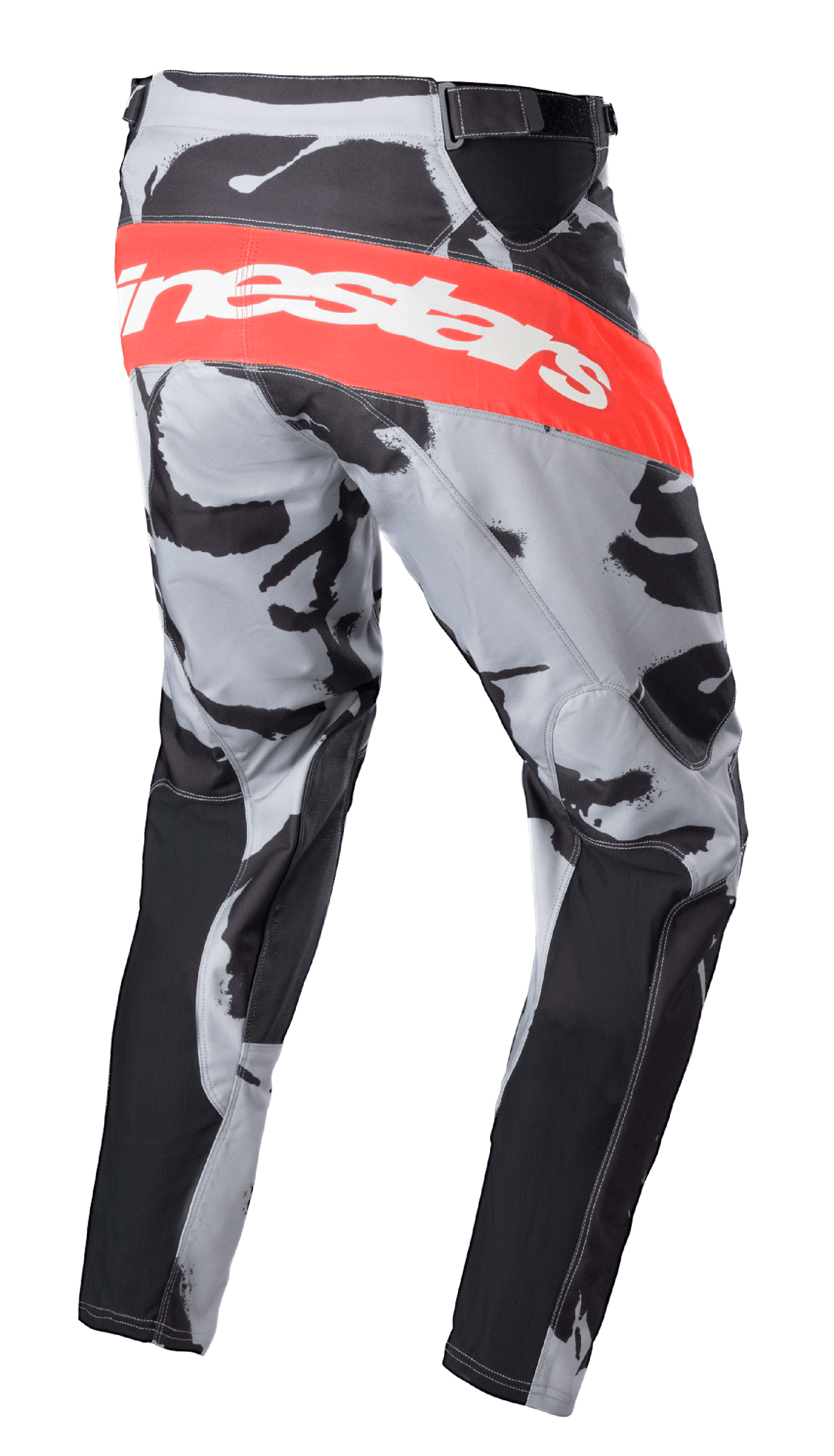 Alpinestars 2023 Racer Tactical Pants, pantalones de motocross, camuflaje gris y rojo marte, gran banda horizontal roja con logo blanco de Alpinestars en la parte trasera, patrón de camuflaje con paneles negros, diseño deportivo para carreras de motocross