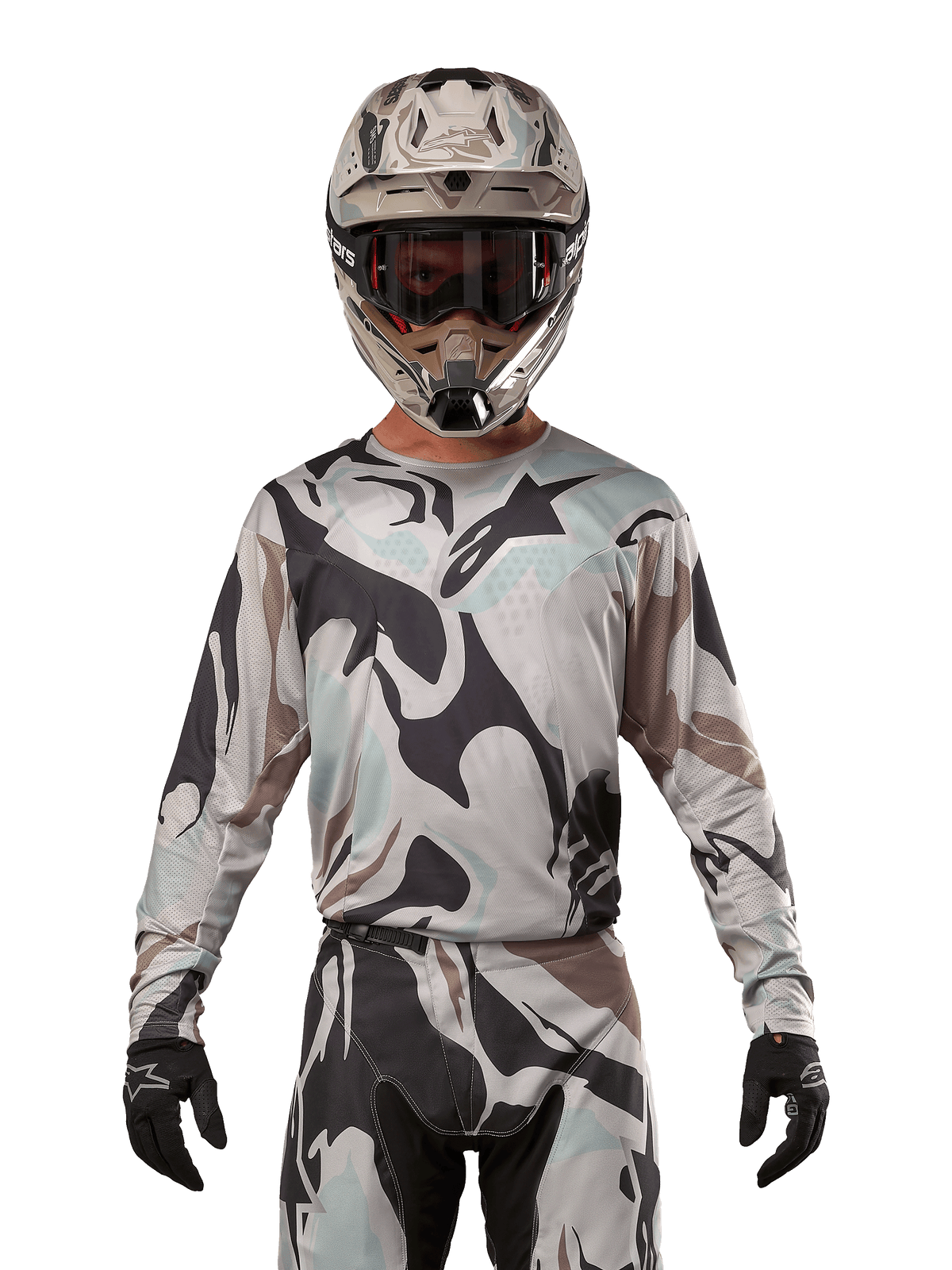 Alpinestars 2024 Racer Tactical Jersey, jersey de motocross, patrón de camuflaje Iron Camo Dust Gray, piloto con casco y gafas a juego y guantes negros, equipamiento técnico para carreras off-road