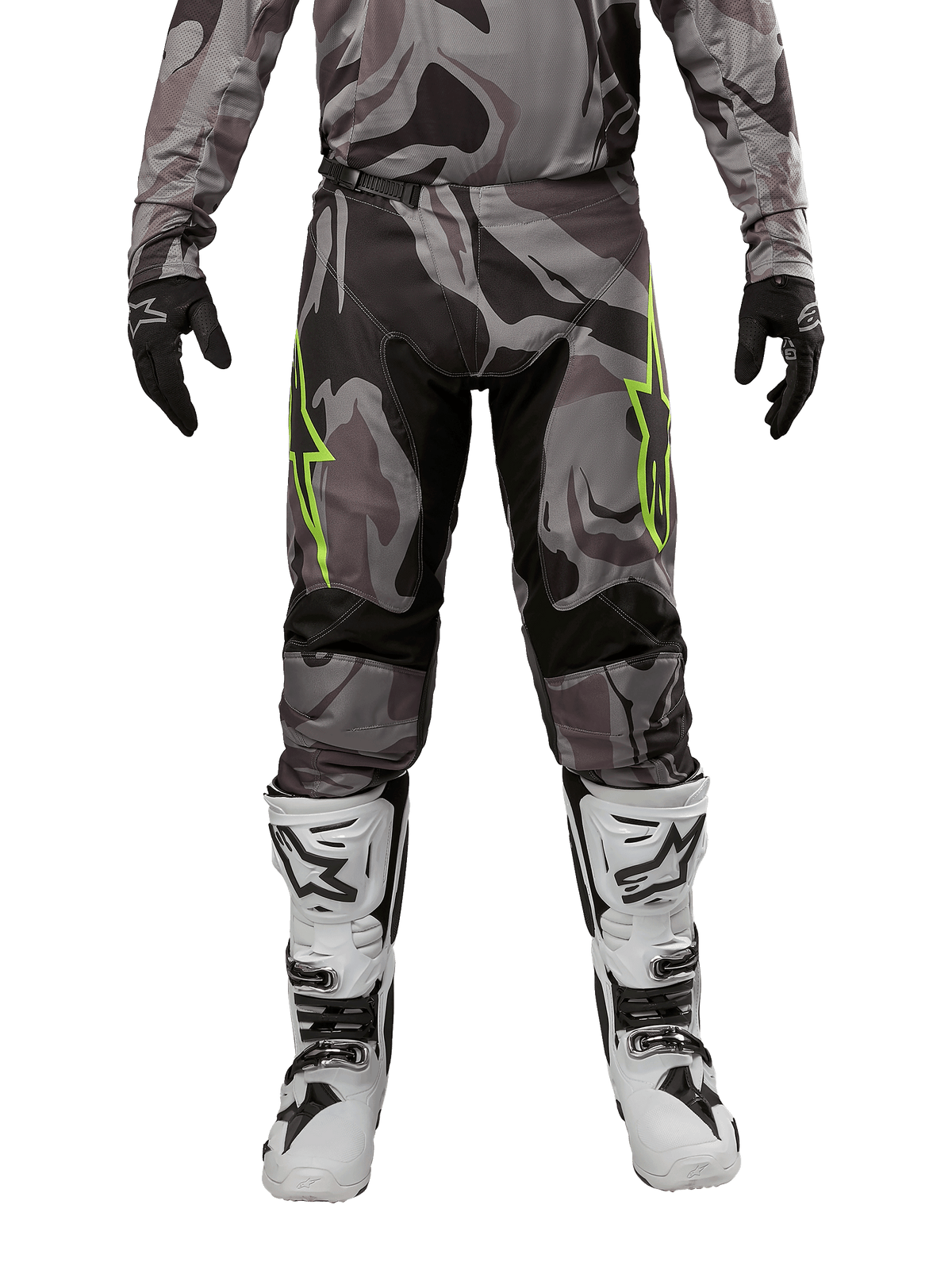 Alpinestars 2024 Racer Tactical Pants, pantalones de motocross, Cast Gray Camo Magnet, combinados con jersey de camuflaje a juego, guantes negros y botas blancas y negras, con logos de estrella verde lima en los muslos y paneles elásticos negros, vista frontal de equipamiento para conducción off-road