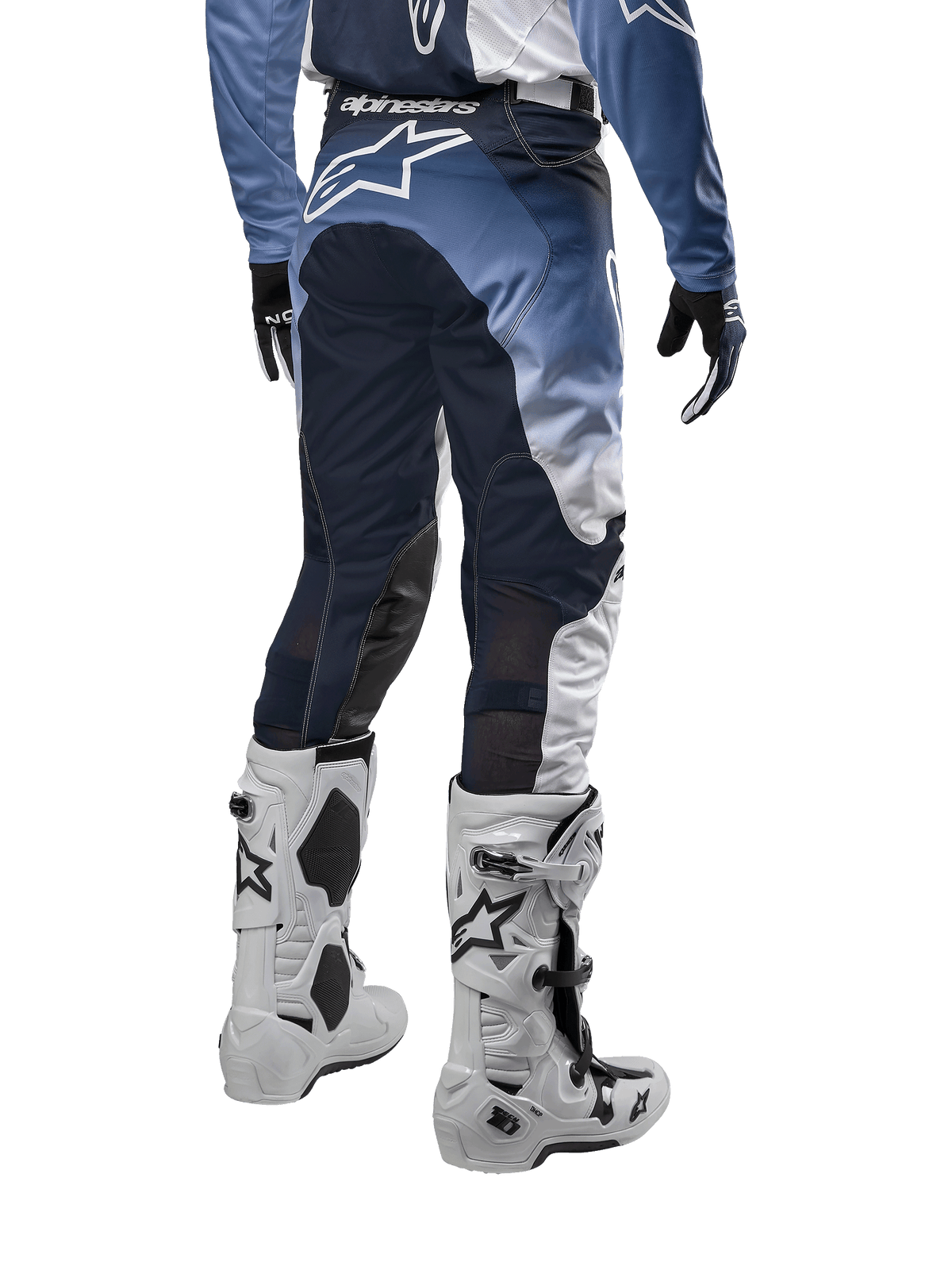 Alpinestars 2024 Racer Hoen Pants, vista trasera de pantalones de motocross para hombre, en blanco, azul marino y azul claro, diseño ergonómico con gran logo en la parte posterior, material duradero con zonas de estiramiento para alto rendimiento.