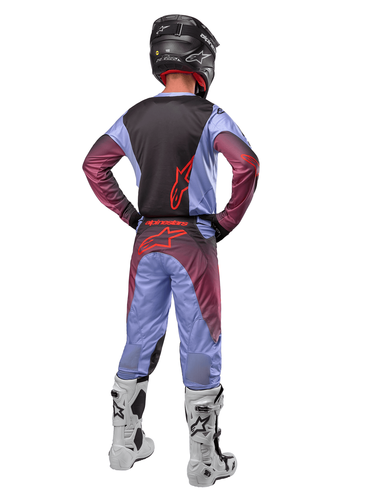 Alpinestars 2024 Racer Hoen Jersey y Pantalones, Lavan Purple Black, vista posterior completa de un piloto de motocross con equipamiento a juego, botas blancas y negras y casco negro.