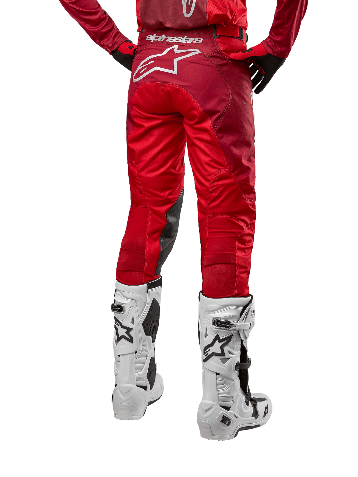 Alpinestars 2024 Racer Hoen Pants, pantalones de motocross, Mars Red Burgundy, vista trasera que muestra un gran logotipo Astar blanco en la parte posterior, paneles interiores negros en las rodillas, combinados con botas de motocross blancas, equipamiento de alto rendimiento para off-road