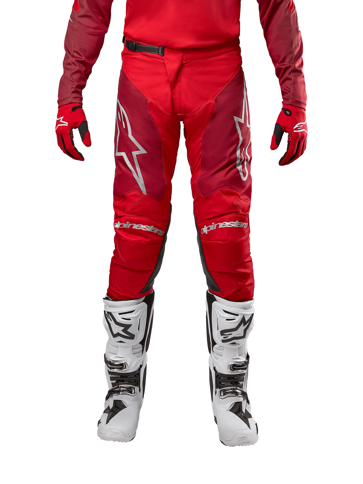 Alpinestars 2024 Racer Hoen Pants, pantalones de motocross, color rojo Mars Burgundy, vista frontal con logotipos plateados de Alpinestars y marca en las rodillas, usados con jersey rojo a juego, guantes rojos y negros y botas blancas de motocross