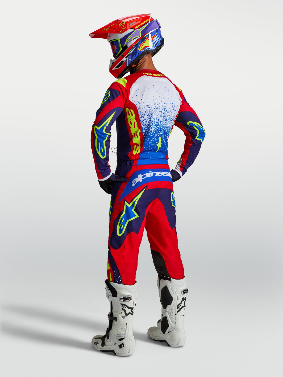 Alpinestars Pantalones Fluid Drag y Fluid Drag Gear Set, conjunto de motocross azul y rojo para hombre, vista trasera.