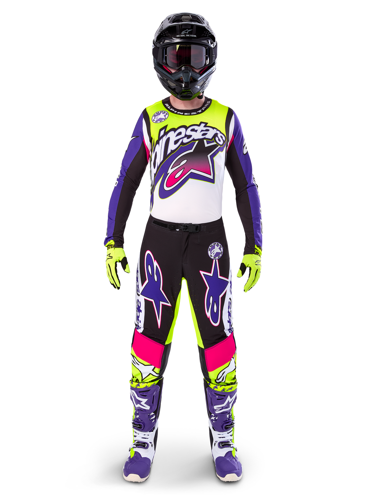Piloto de motocross con equipación de carreras completa, camiseta y pantalones Supertech Dirt Studios Edición Limitada en blanco, púrpura y amarillo flúor, casco negro con gafas, botas púrpuras y blancas, conjunto vibrante coordinado para carreras de motocross todoterreno