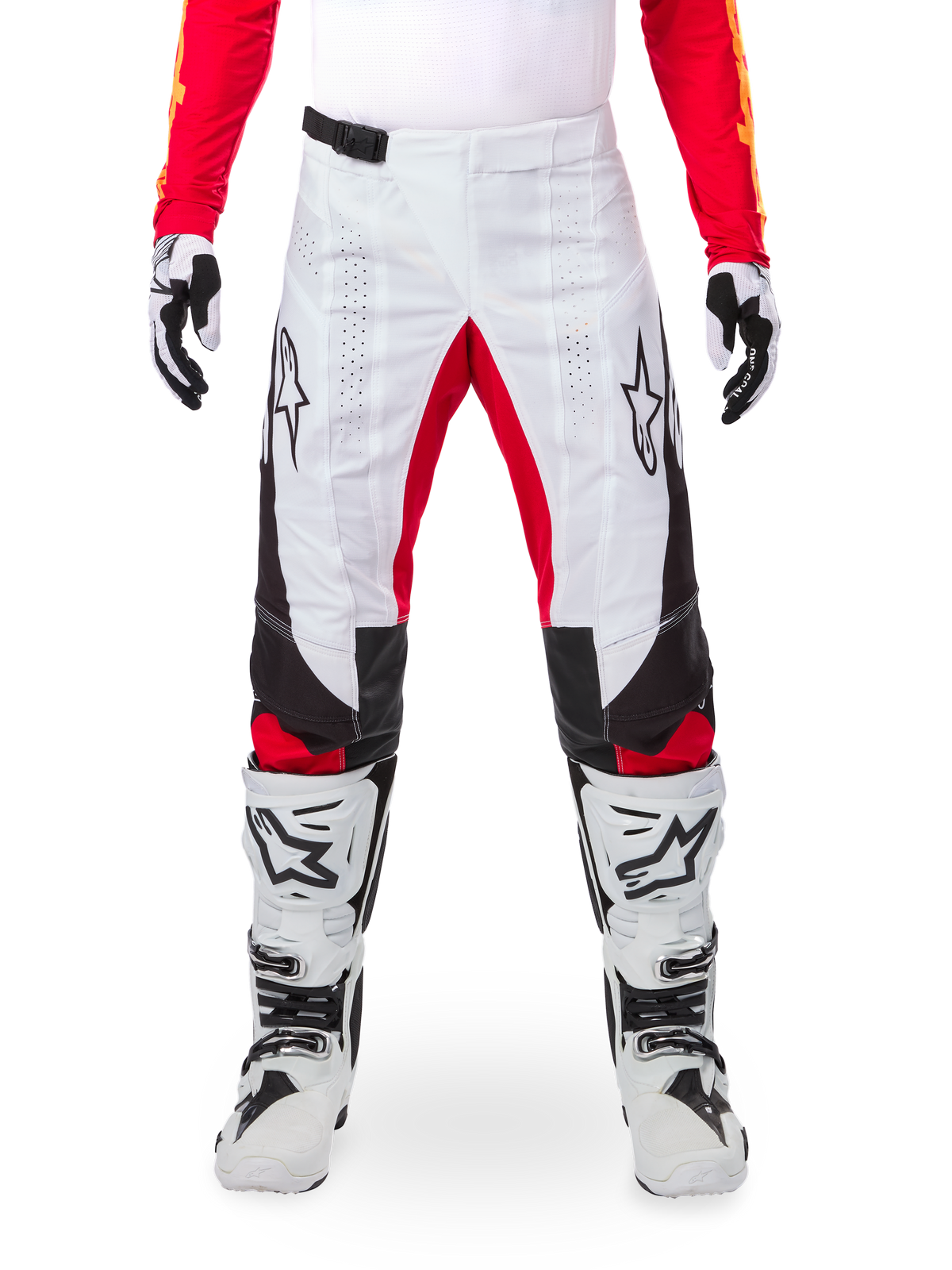 Pantalones Alpinestars Techstar Deep edición limitada, pantalones de motocross, blancos con detalles en negro y rojo, con logo de estrella y perforaciones láser, usados con botas y guantes de motocross blancos, material técnico duradero para conducción todoterreno
