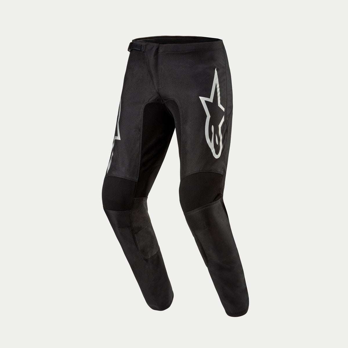 Alpinestars 2024 Fluid Graphite Pants, pantalones de motocross, negro y plateado, con un gran logo Astar plateado en el muslo, paneles reforzados negros en las rodillas y un diseño ergonómico precurvado para carreras fuera de carretera
