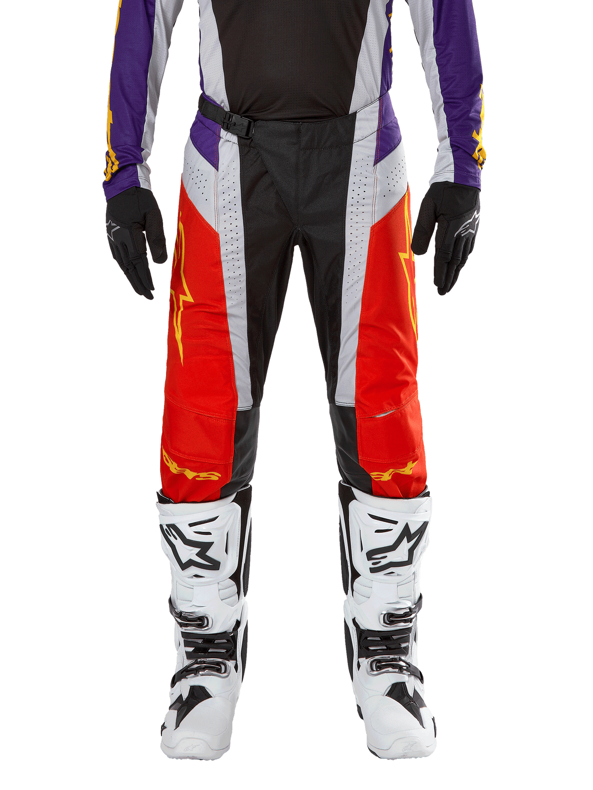 Pantalones Alpinestars Techstar Ocuri 2024, pantalones de motocross, en naranja vibrante, púrpura y negro, combinados con jersey a juego, guantes negros y botas blancas, con paneles frontales naranja intenso, detalles en púrpura en la cintura y secciones grises perforadas, diseño técnico para carreras off-road
