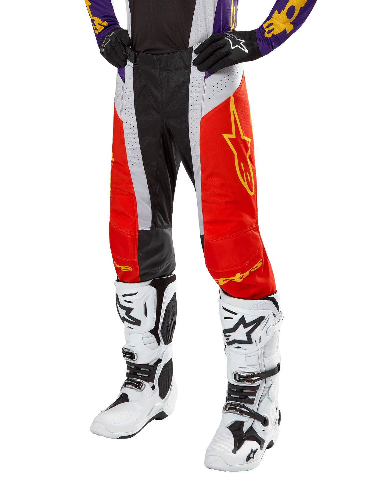 Alpinestars 2024 Techstar Ocuri Pants, pantalones de motocross, naranja intenso, negro y blanco con gráfico de estrella amarilla, combinados con jersey morado y botas blancas, equipo duradero para competición todoterreno
