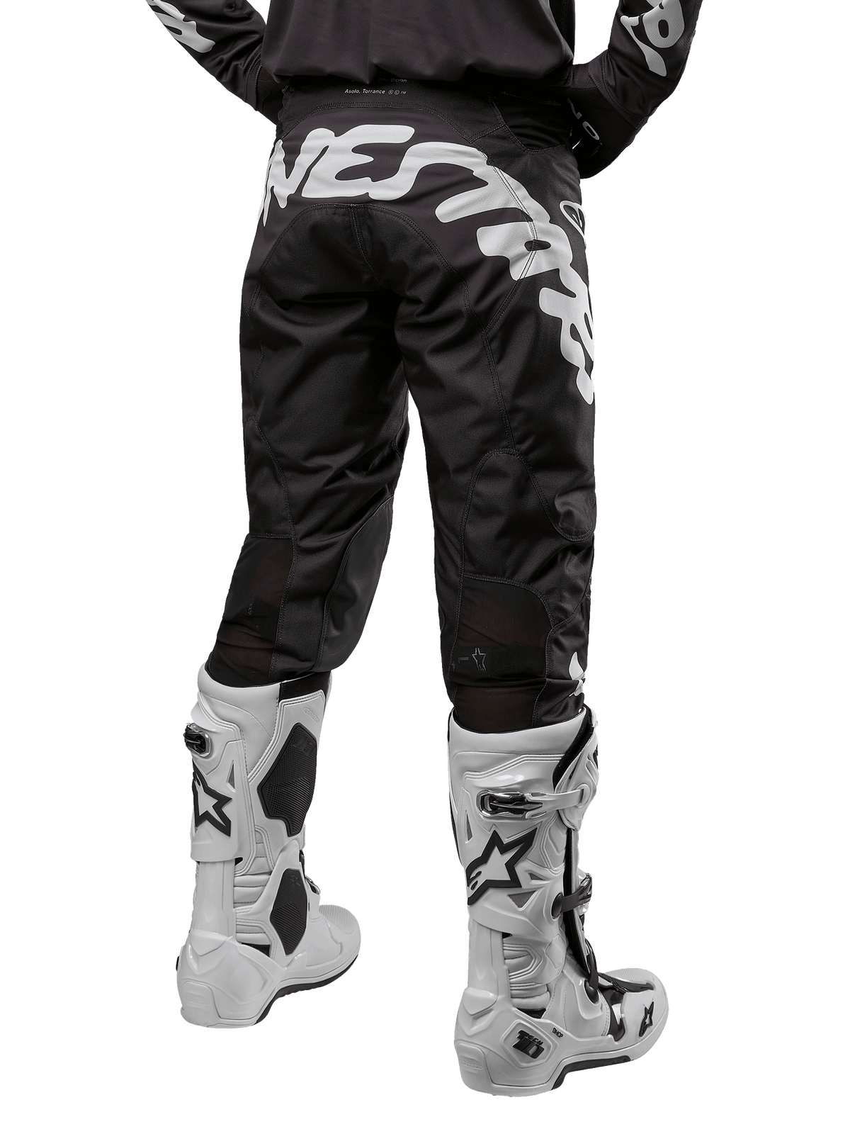 Alpinestars 2024 Racer Hana Pants, pantalones de motocross negros y blancos, vista trasera con logo blanco grande en la parte posterior, diseño ergonómico de alto rendimiento usado con botas de motocross blancas