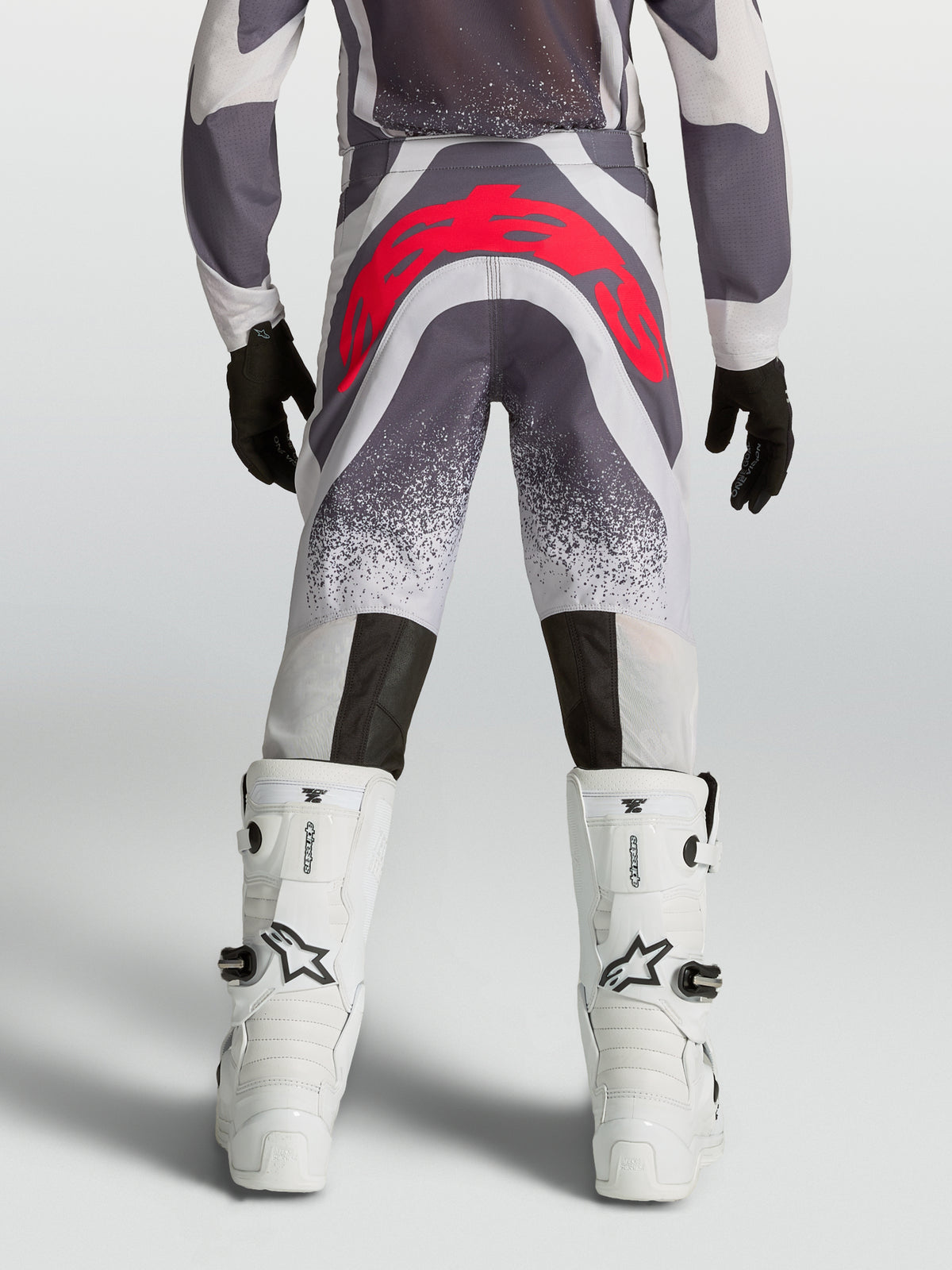 Alpinestars pantalones Supertech Swan juveniles, equipo de motocross para jóvenes pilotos, gris y rojo flúor, vista trasera con ajuste atlético y asiento reforzado
