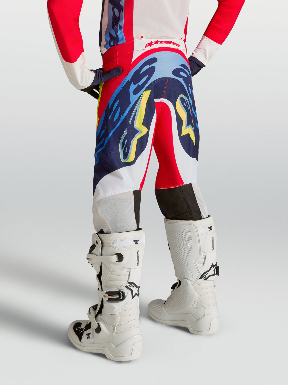 Alpinestars Supertech Dyna juvenil, pantalones de motocross rojo fuego y azul marino, vista trasera para jóvenes