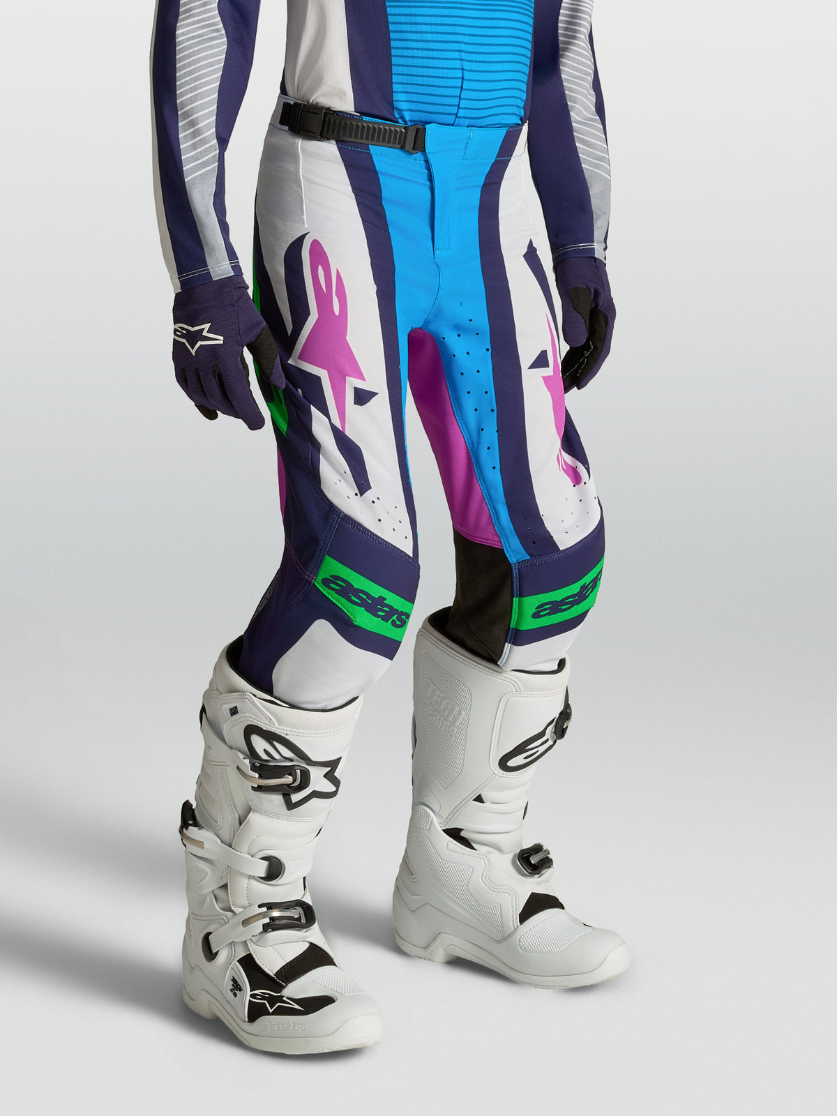 Alpinestars Pantalones Supertech Maven Juvenil, pantalones de motocross blancos y azules con detalles morados, ajuste atlético de alto rendimiento