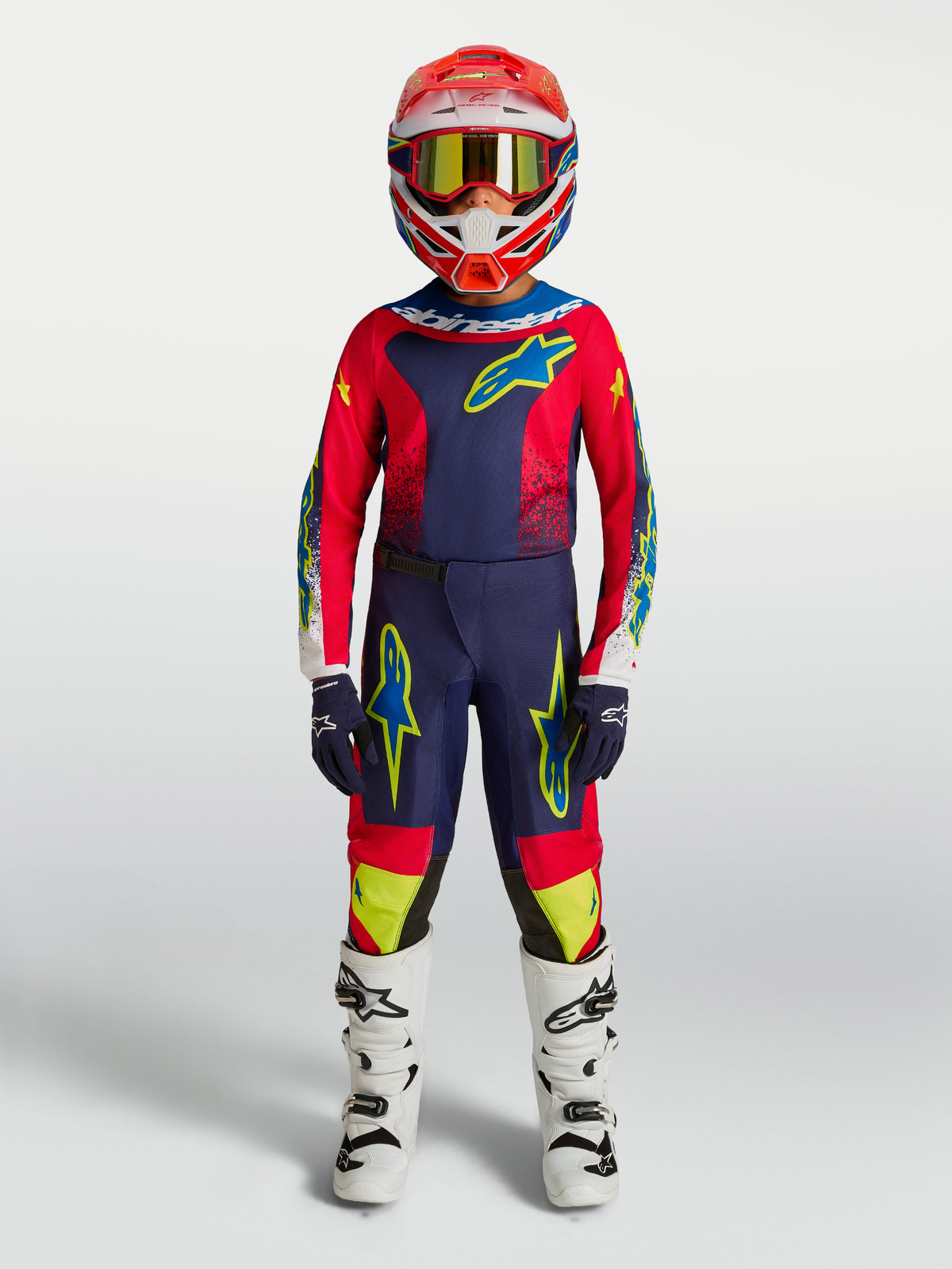 Pantalones Alpinestars Fluid Drag Juvenil de motocross azul marino y rojo, en politejido 600D sobre modelo.