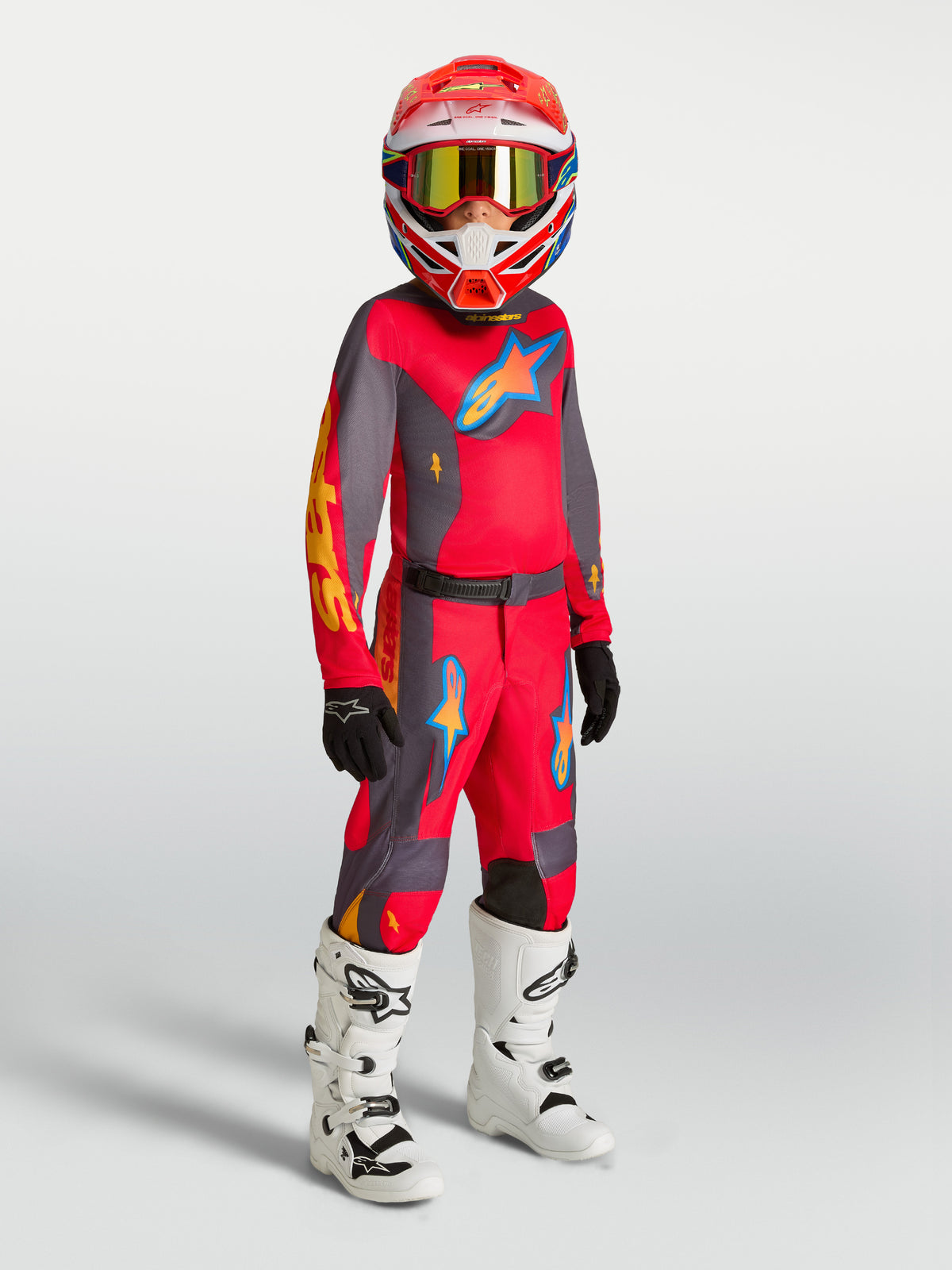 Alpinestars pantalones Fluid Hunt Juvenil, equipo de motocross rojo y gris con jersey a juego, botas blancas y casco