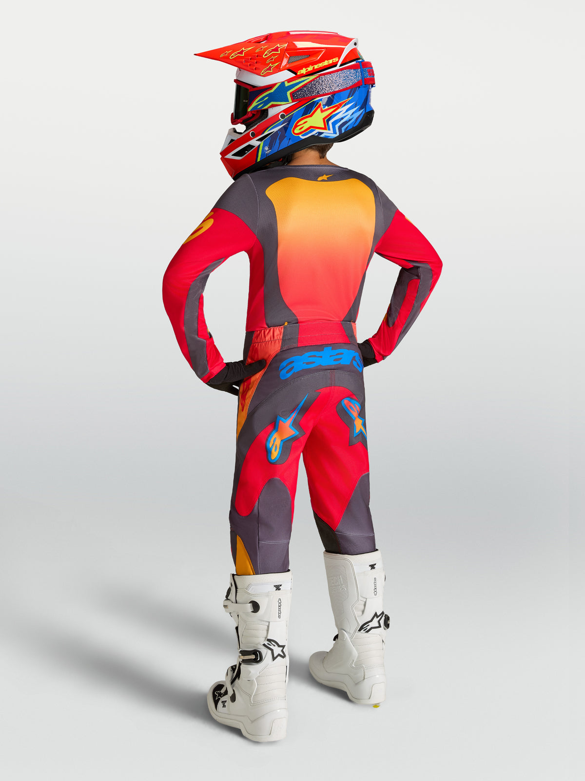 Pantalones Alpinestars Fluid Hunt Juvenil, equipo de motocross en rojo y gris para conducción off-road de alto rendimiento.
