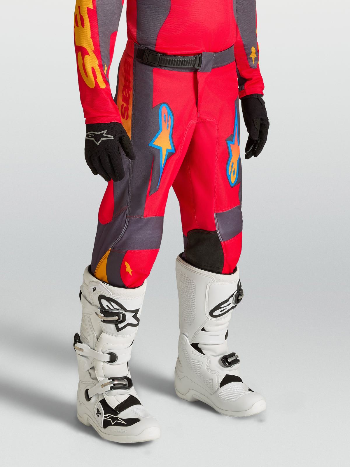 Alpinestars pantalones Fluid Hunt Juvenil, equipo de motocross para niños, rojos y grises, construcción textil resistente
