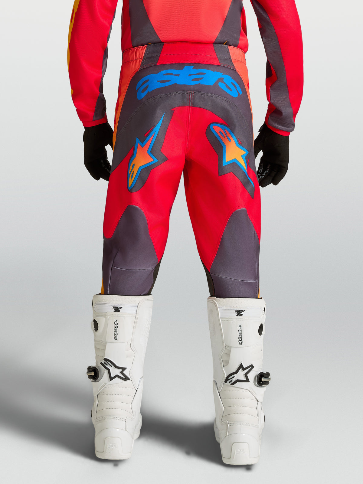 Alpinestars Fluid Hunt Juvenil, pantalones de motocross rojos y grises con gráficos de estrellas azules y asiento reforzado de 600D, para pilotos jóvenes de off-road