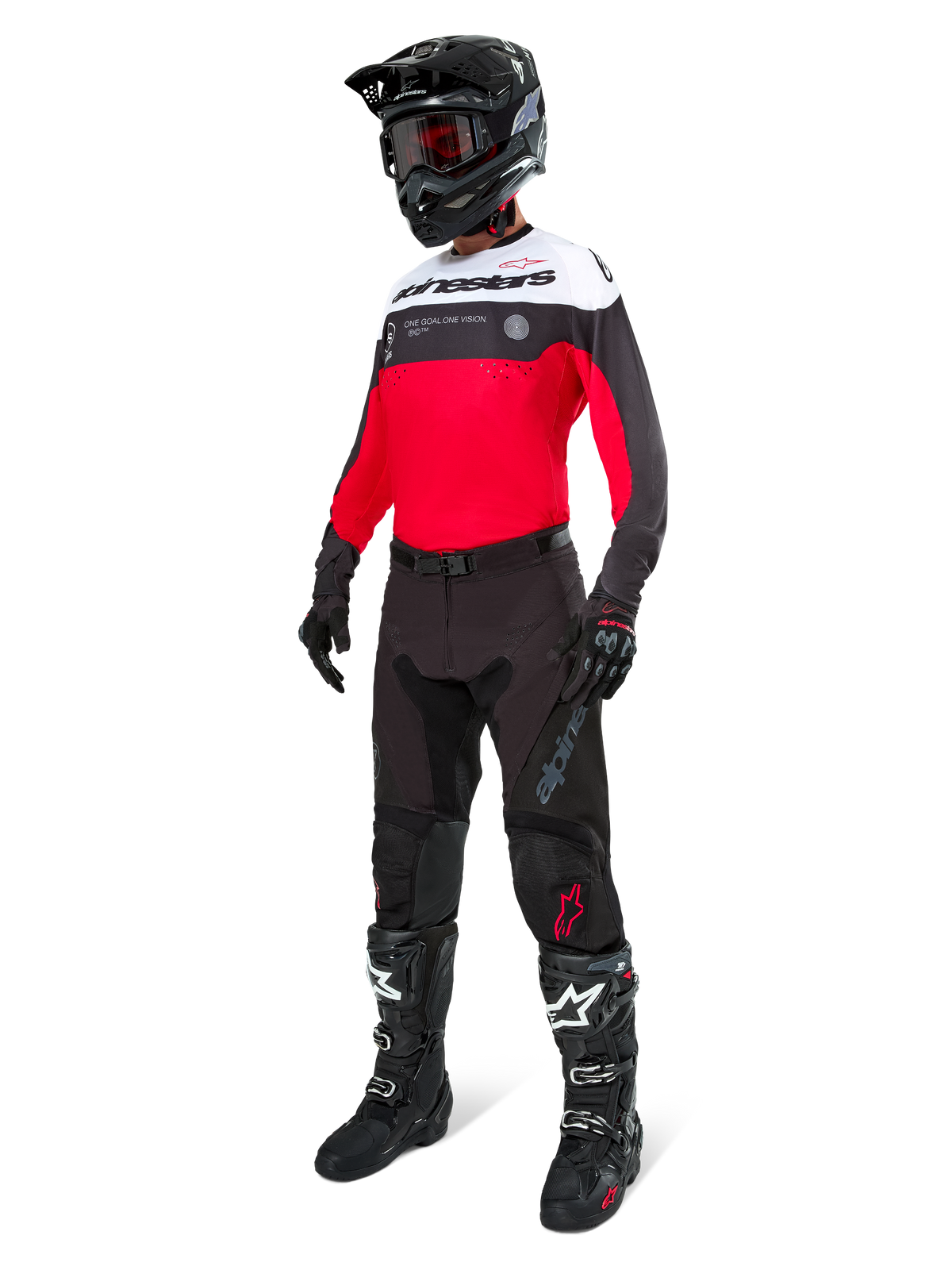 Jersey Alpinestars Pro-Dura, jersey de motocross y enduro, negro, rojo brillante y blanco, usado con pantalones negros, casco negro y botas negras y blancas, con logotipo llamativo en el pecho y perforaciones láser, equipamiento de alto rendimiento para conducción off-road