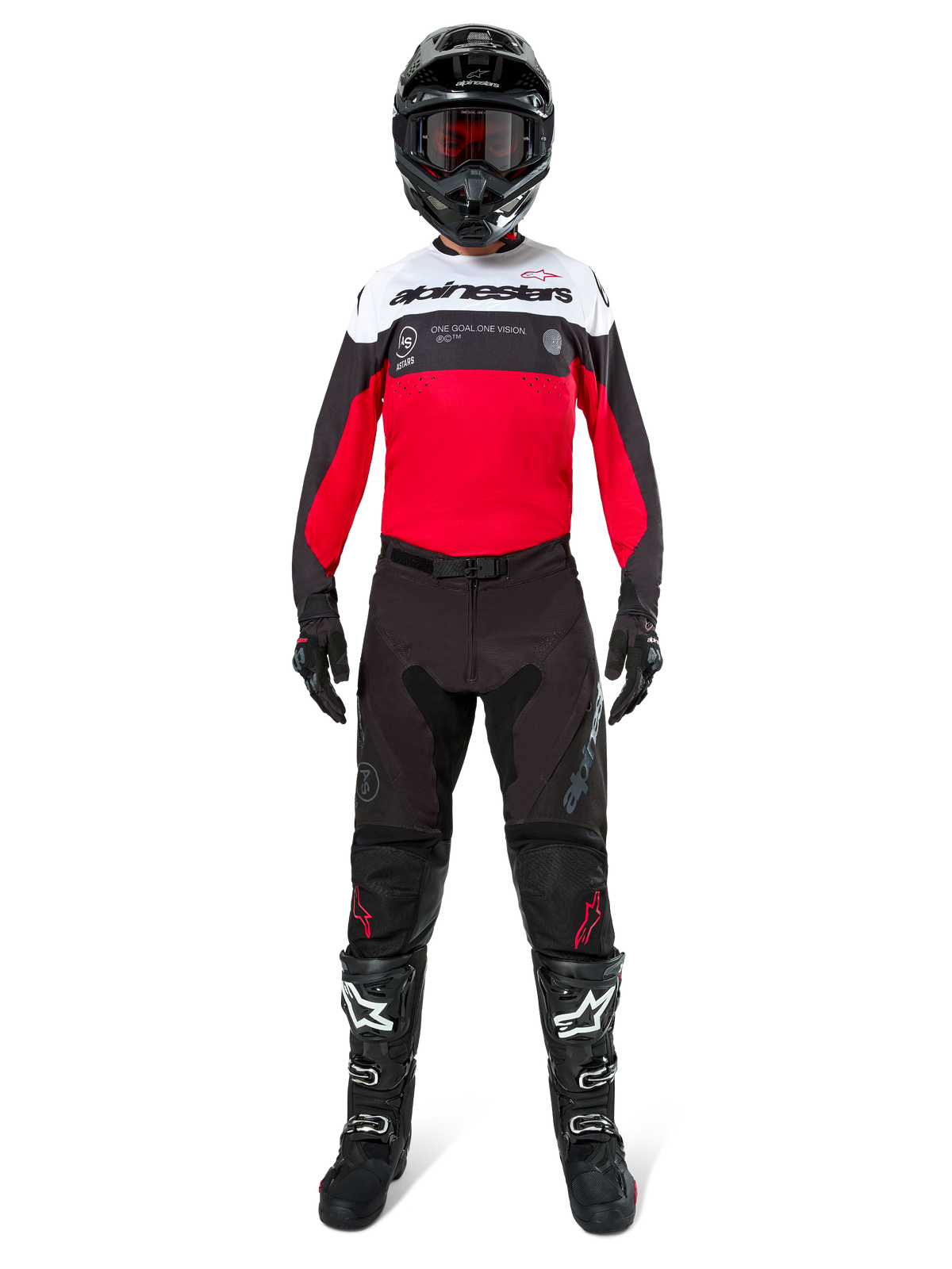Piloto de motocross vistiendo el Jersey Alpinestars Pro-Dura en negro, rojo brillante y blanco, combinado con pantalones negros, botas negras y un casco negro, equipo completo de carreras off-road.