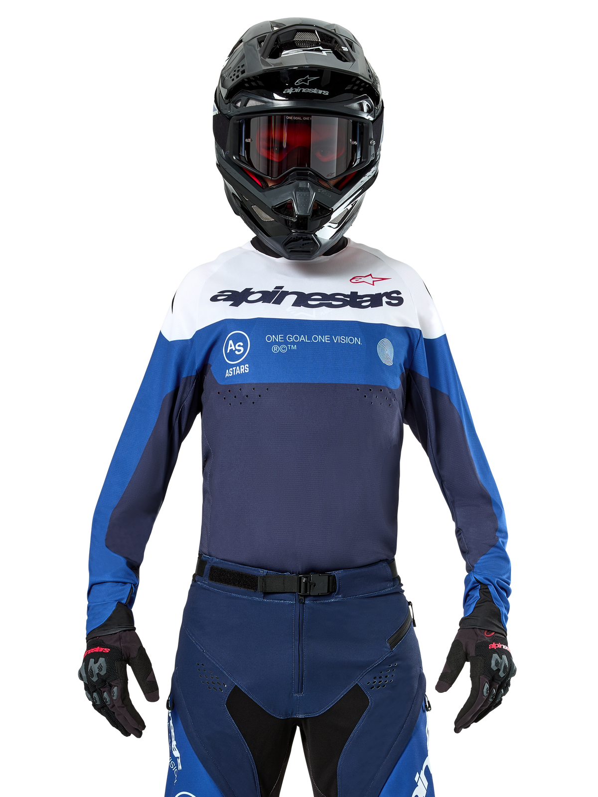 Jersey Pro-Dura de Alpinestars, jersey de motocross y enduro, azul marino, azul brillante y blanco, usado con pantalones azul marino a juego, guantes y casco negros, con logotipos en el pecho y ventilación cortada con láser para carreras de motos todoterreno.