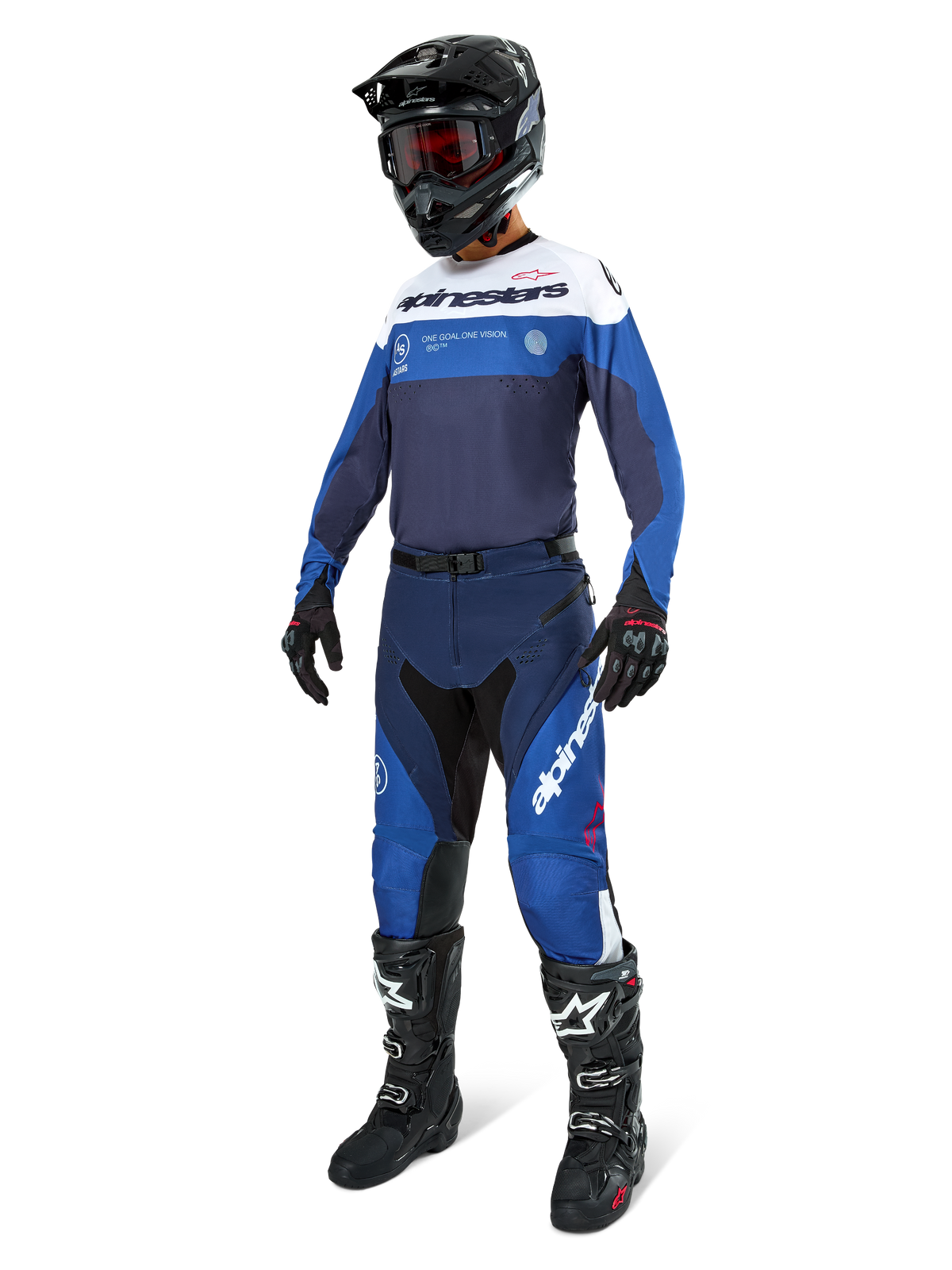 Piloto de motocross con equipamiento completo, Jersey Pro-Dura en azul marino, azul brillante y blanco, pantalones a juego en azul y azul marino, casco negro con gafas rojas, botas negras con detalles blancos y guantes negros, conjunto coordinado para enduro y conducción off-road