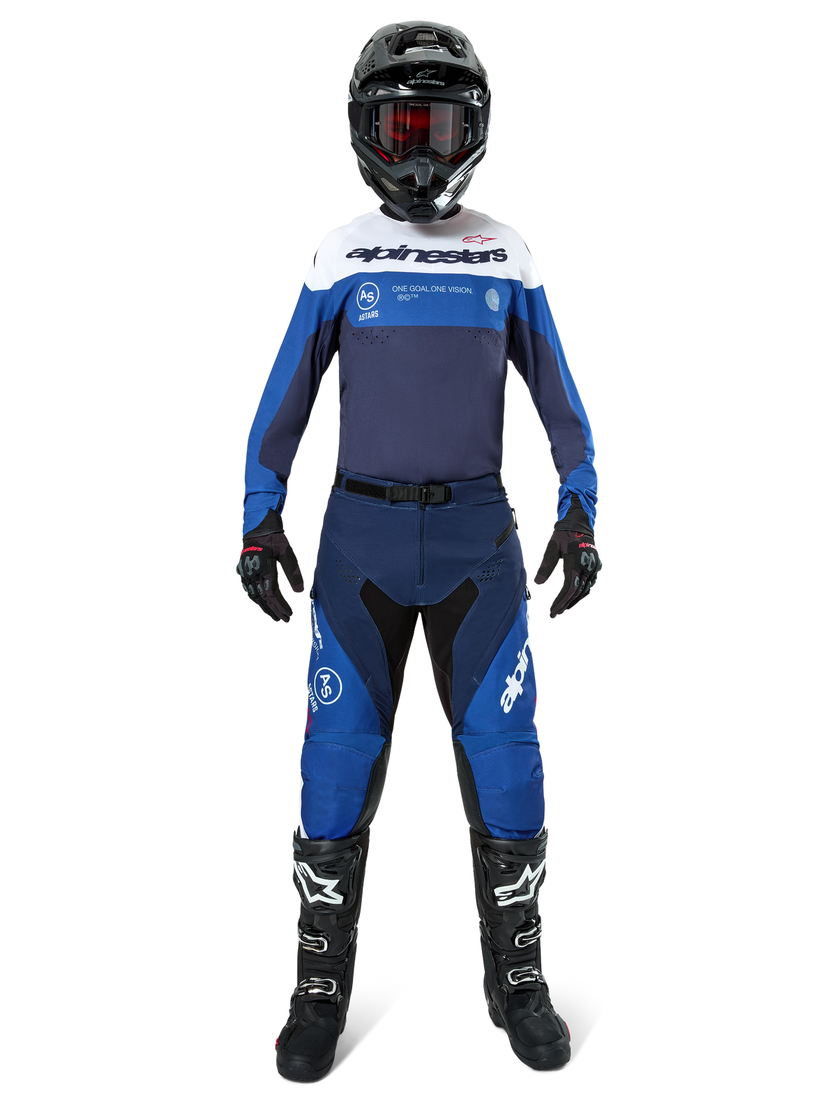 Piloto de motocross con equipamiento completo de carreras, jersey Pro-Dura en azul marino, azul brillante y blanco, pantalones a juego en azul y azul marino, casco negro con gafas rojas, botas negras y blancas, conjunto coordinado para conducción de enduro y off-road