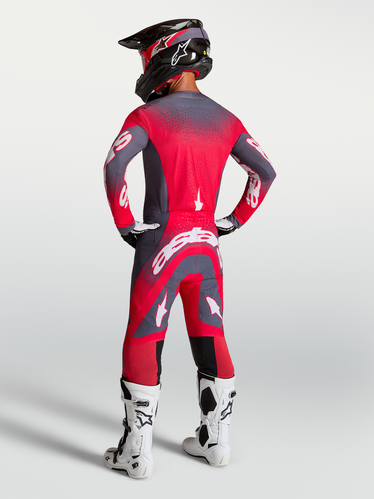 Alpinestars jersey Supertech Hiten AFD y conjunto de MX, equipación de motocross para hombre, rojo flúor y gris, vista trasera en modelo