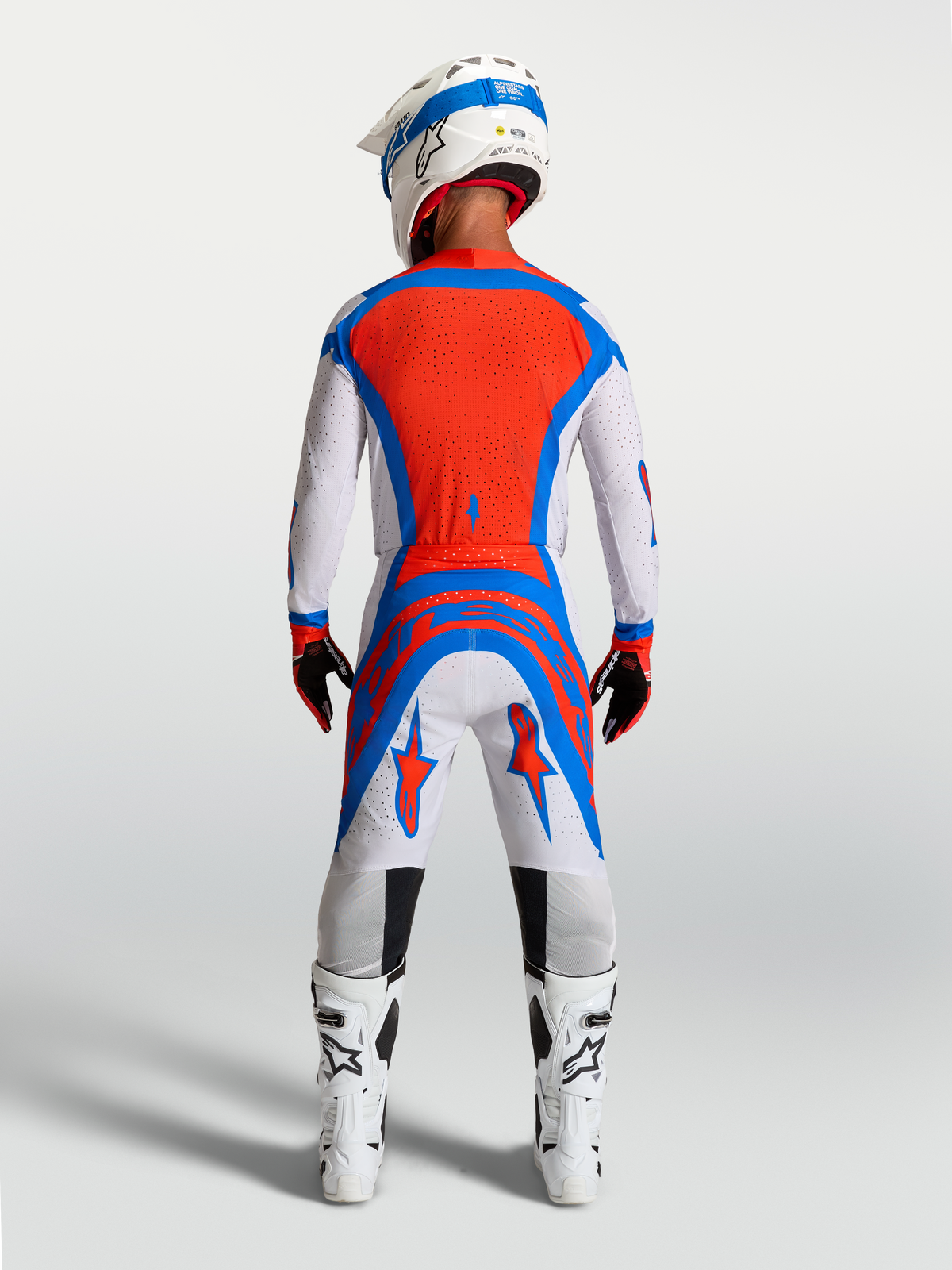 Jersey Supertech Vesta y conjunto de MX de Alpinestars, equipación de motocross para hombre en rojo y azul, vista trasera con ajuste atlético de nivel profesional