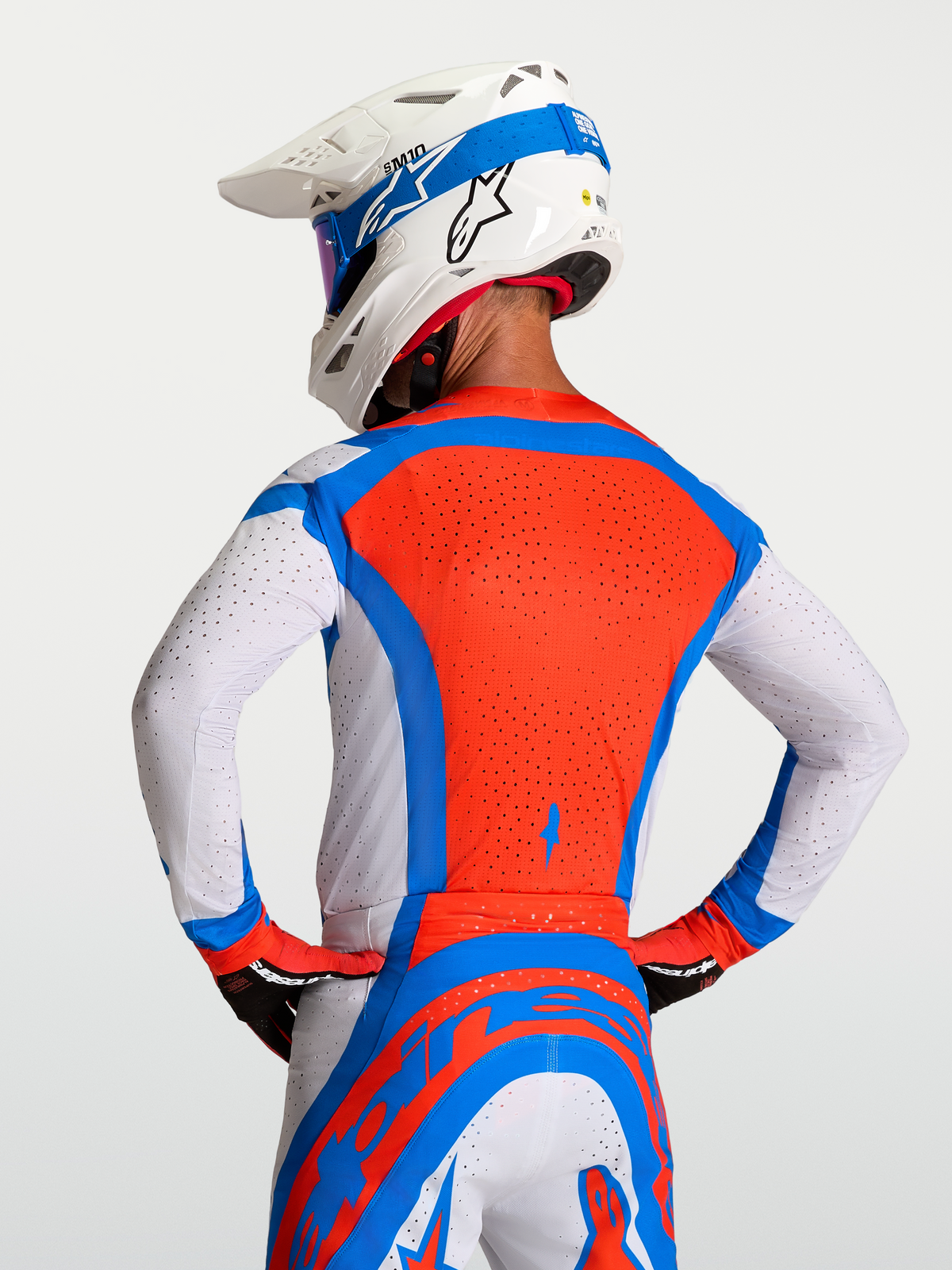 Alpinestars Jersey Supertech Vesta, jersey de motocross para hombre, colores rojo, azul y blanco, con perforaciones láser transpirables para ventilación, diseño profesional para MX, vista trasera