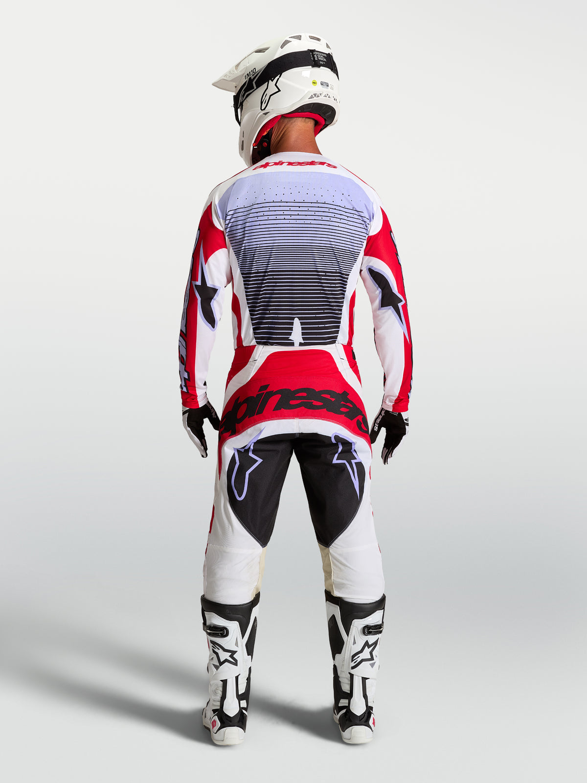 Conjunto Alpinestars Techstar Maven, jersey y pantalón de motocross para hombre, rojo fuego y blanco, vista trasera.