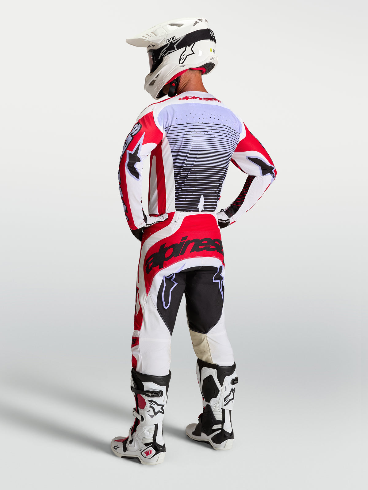Alpinestars jersey Techstar Maven, motocross para hombre, rojo y blanco con detalles lavanda, vista trasera atlética.