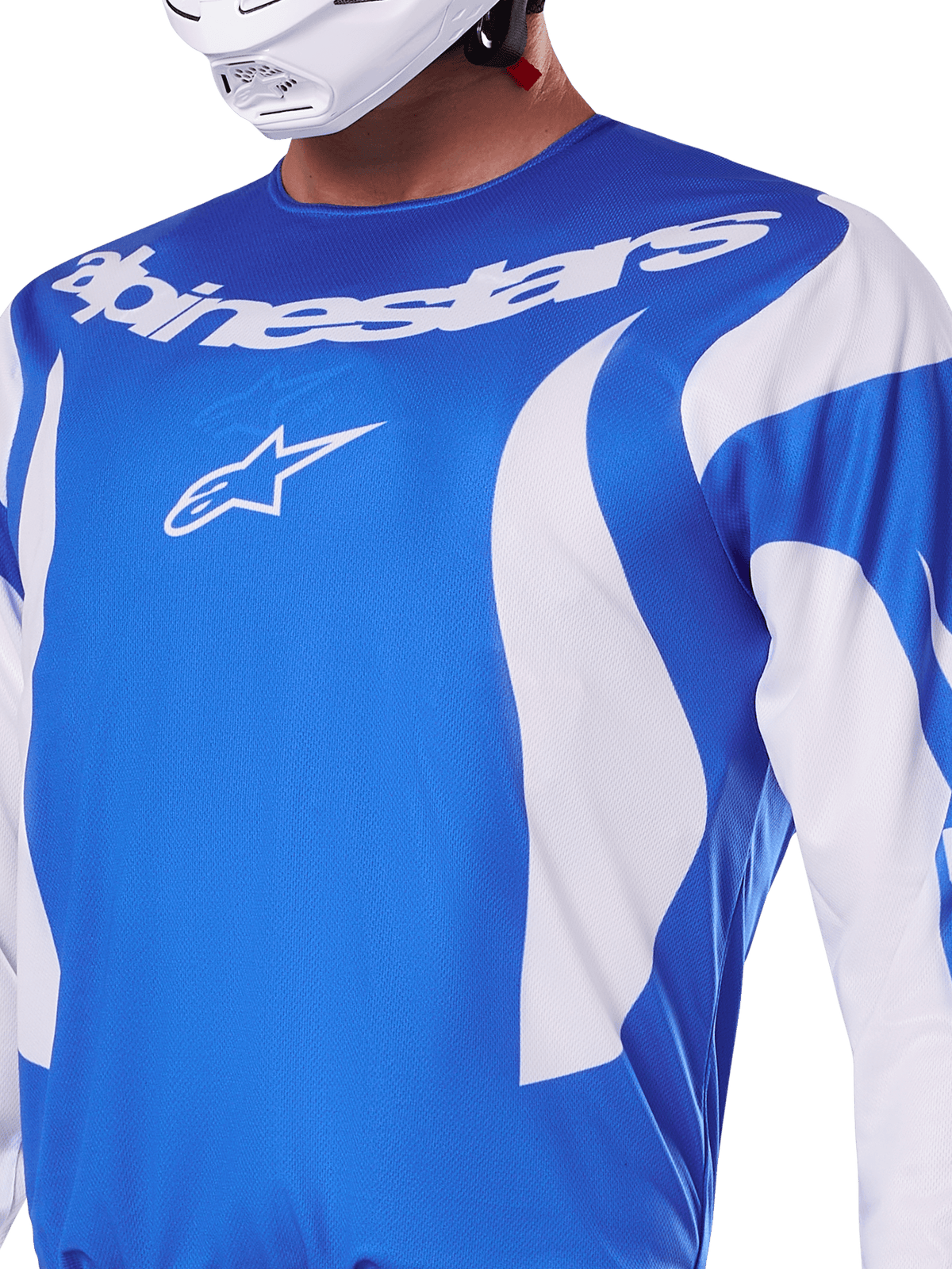 Alpinestars 2025 Fluid Haul Jersey, azul y blanco, usado por un piloto con casco blanco, con el nombre de la marca Alpinestars y el logotipo A-star en blanco, ajuste atlético, material ligero con absorción de humedad para motocross y conducción off-road