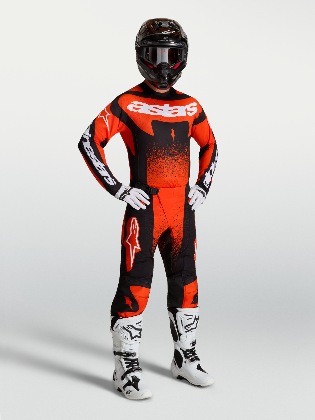 Alpinestars Techstar Swan Gear Set y Jersey, conjunto de motocross para hombre, rojo y negro con botas de carreras blancas.
